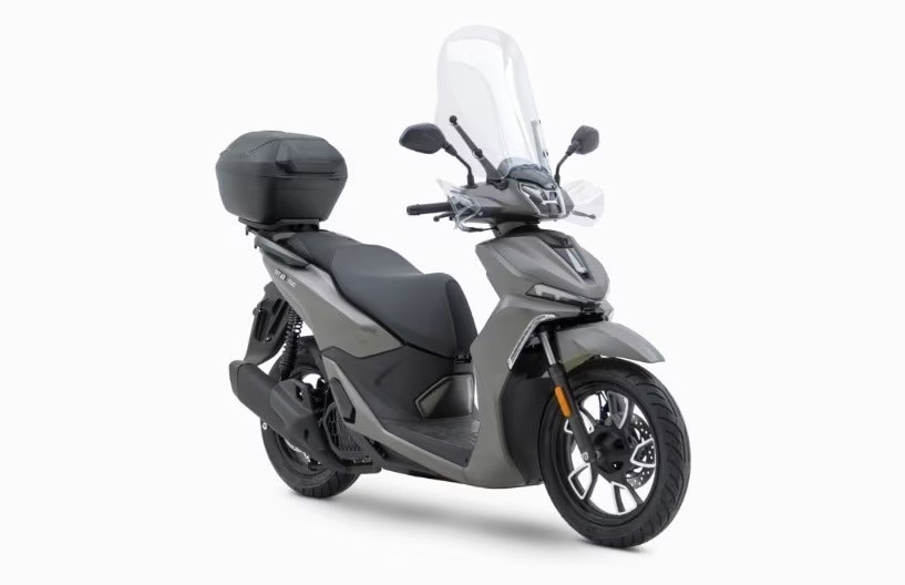 <div class='descrGalleryTitle'>Voge Sfida SR 16</div><div class='descrGalleryText'><p>Sulla falsariga del QJ Motor, il <a href="https://www.dueruote.it/moto-scooter/voge/voge-sr16/">Voge Sfida SR 16</a> si propone di offrire di serie uno scooter di fatto full optional, persino più accessoriato del rivale. Prevede presa USB, <b>telecamera anteriore</b> (!), avviamento keyless, controllo di trazione, connettività bluetooth con interfaccia per la <b>navigazione turn-by-turn</b>; ci sono poi un vano sottosella, un vano nel retroscudo, il bauletto, il parabrezza e il doppio cavalletto di serie; la pedana è piatta, per favorire il carico. La ciclistica prevede ruote da 16 e 14” e due freni a disco; il prezzo di listino è di 2.990 euro, ma è attualmente in <b>promozione</b> a 2.790.</p>
</div>